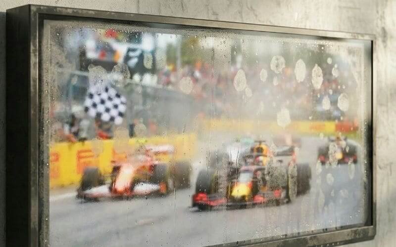 屋外の湿気にさらされたことによる湿気と結露によって損傷したテレビ画面の拡大図