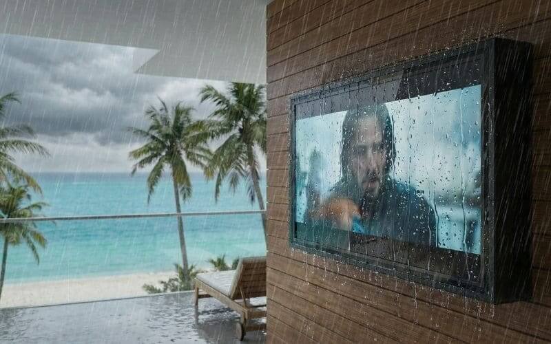 Zewnętrzna obudowa telewizora działająca podczas ulewnego deszczu na odsłoniętym nadmorskim patio