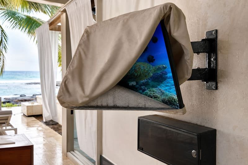 umidade presa sob a capa de tecido da TV externa